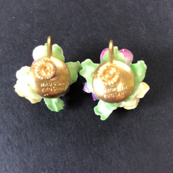 🖐 Painted Resin Flower Clip-on Screw-back Vintage Earrings Made in England - Picture 5 of 5